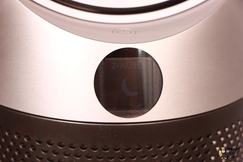 Das gedimmte Display des Dyson Purifier Cool Autoreact TP7A Luftreinigers im Nachtmodus